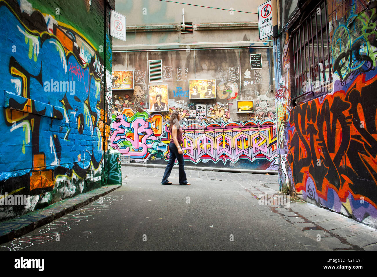 Hosier Lane a Melbourne, Australia, è la casa di graffiti legali Foto Stock