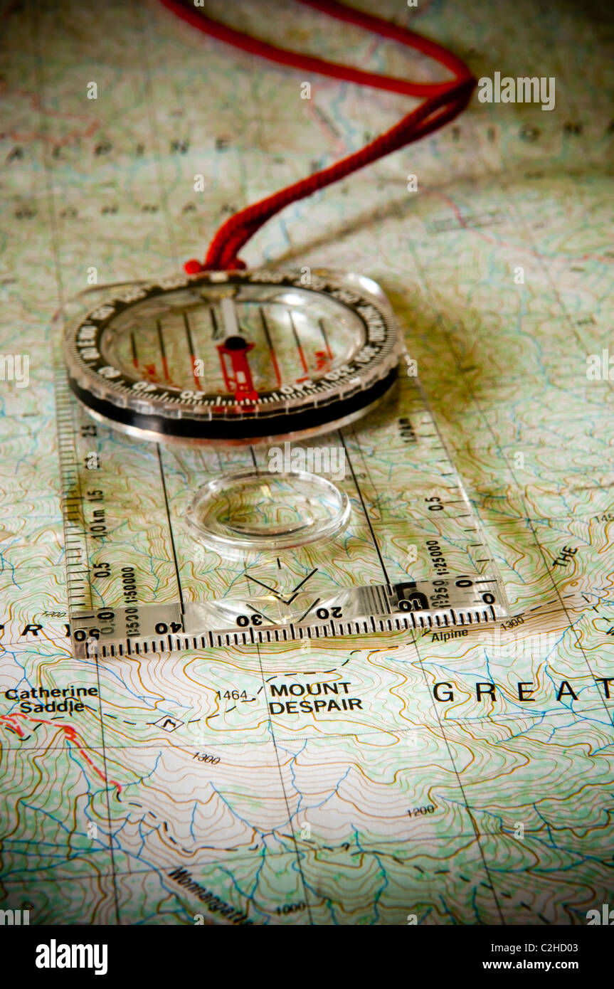 Bussola classica posa su una mappa topografica punti verso il monte della disperazione Foto Stock