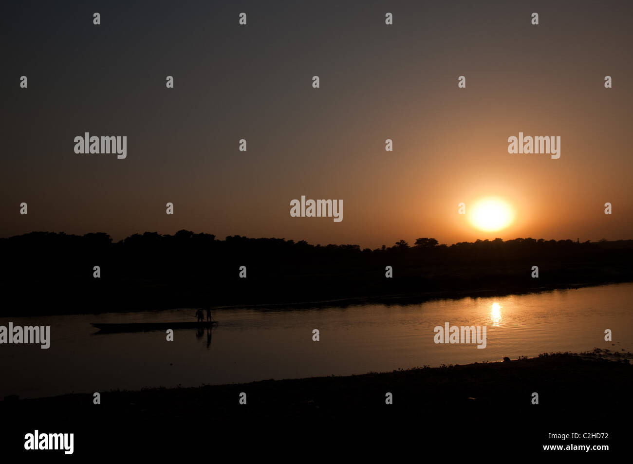 Tramonto sul fiume presso il Royal Chitwan il parco nazionale Foto Stock