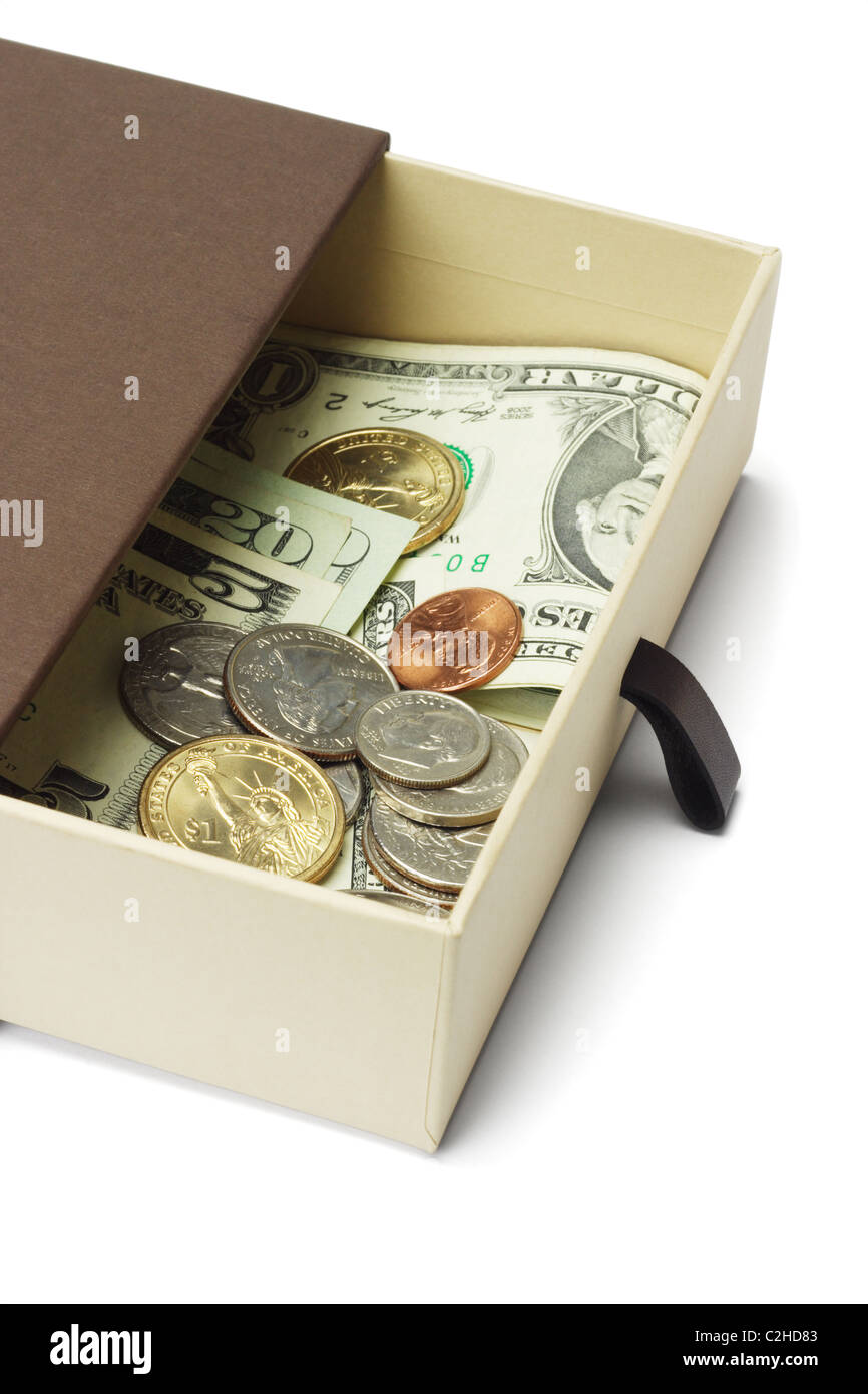 US dollar le banconote e le monete metalliche in marrone confezione regalo su sfondo bianco Foto Stock