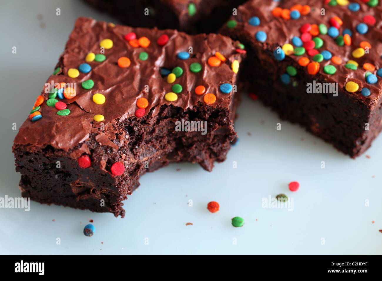 Close-up di brownie al cioccolato con multi-negli zuccherini colorati Foto Stock