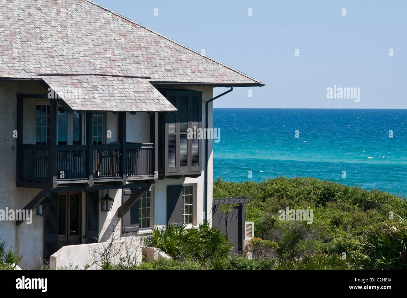 Fila anteriore vedute del Golfo del Messico sono goduto da questa casa di rosmarino Beach, Florida. Foto Stock