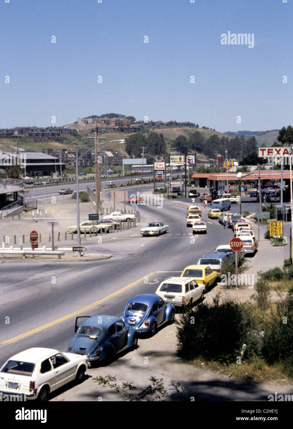 Mill Valley, California. Linea di automobili a gas durante la carenza nel 1974. © Bob Kreisel Foto Stock