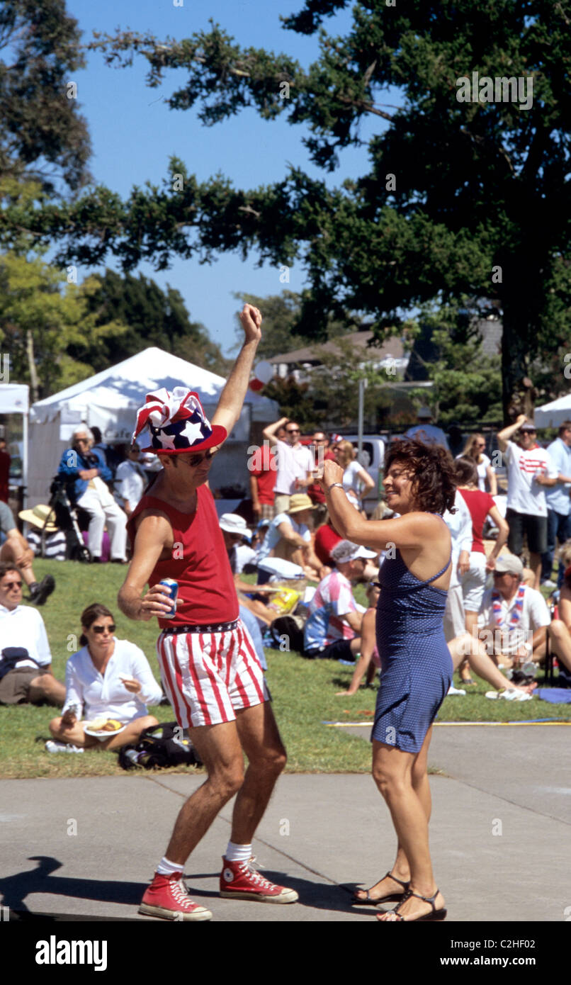 Uomo vestito come lo zio Sam e la donna che danza a livello di comunità locali Park il 4 luglio la celebrazione a Marin County, California 2010 Foto Stock