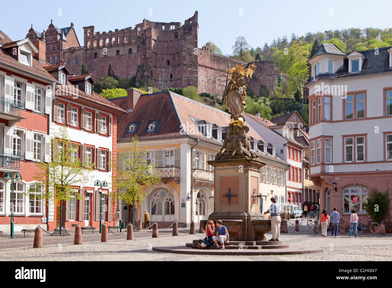 Vista del castello da Kornmarkt, Heidelberg, Baden-Wuerttemberg, Germania Foto Stock