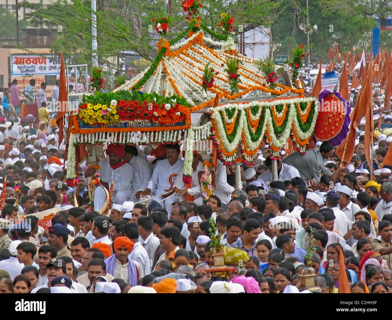 Viandanti durante il Saint Dnyaneshwar Palakhi di Pune, Maharashtra, India Foto Stock