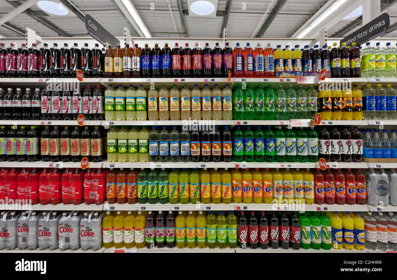 Visualizzazione di bevande addizionate di anidride carbonica in un supermercato Foto Stock