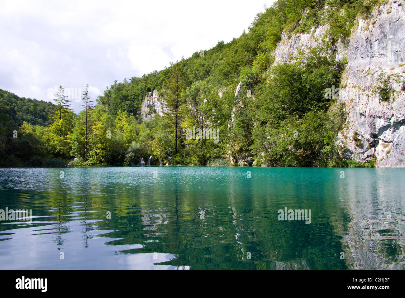 Riflessioni in blue pond presso i laghi di Plitvice Foto Stock