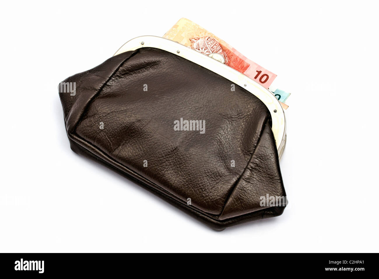 Vecchia borsa e denaro closeup su sfondo bianco Foto Stock