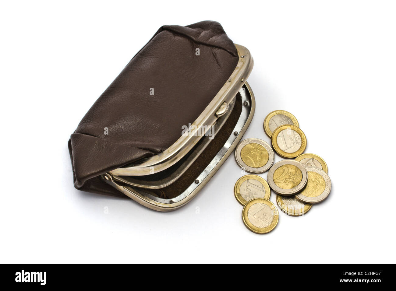 Vecchia borsa e monete metalliche in euro closeup su sfondo bianco Foto Stock