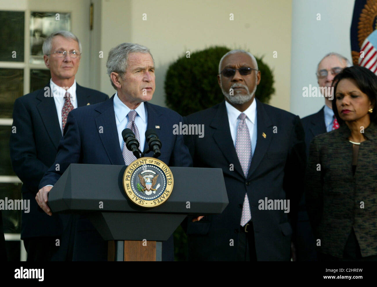 Stati Uniti Il presidente George Bush, il dott. John Jones, U.S. Il vice Segretario della Difesa Gordon Inghilterra e Stati Uniti Il segretario di Stato Foto Stock