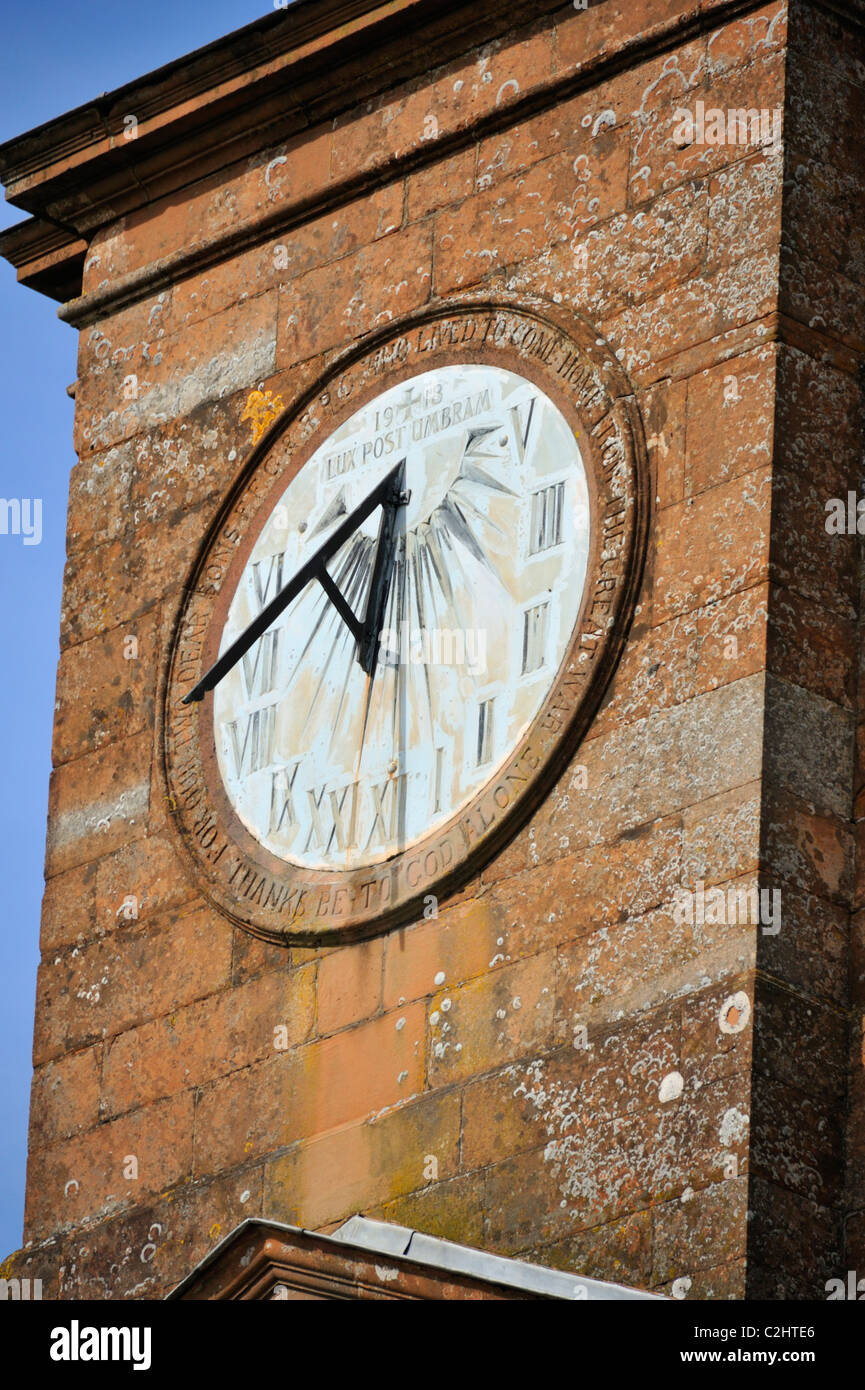 Meridiana sulla West Tower. Chiesa di Sant'Andrea. Kirkandrews-su-Esk , Cumbria, England, Regno Unito, Europa. Foto Stock