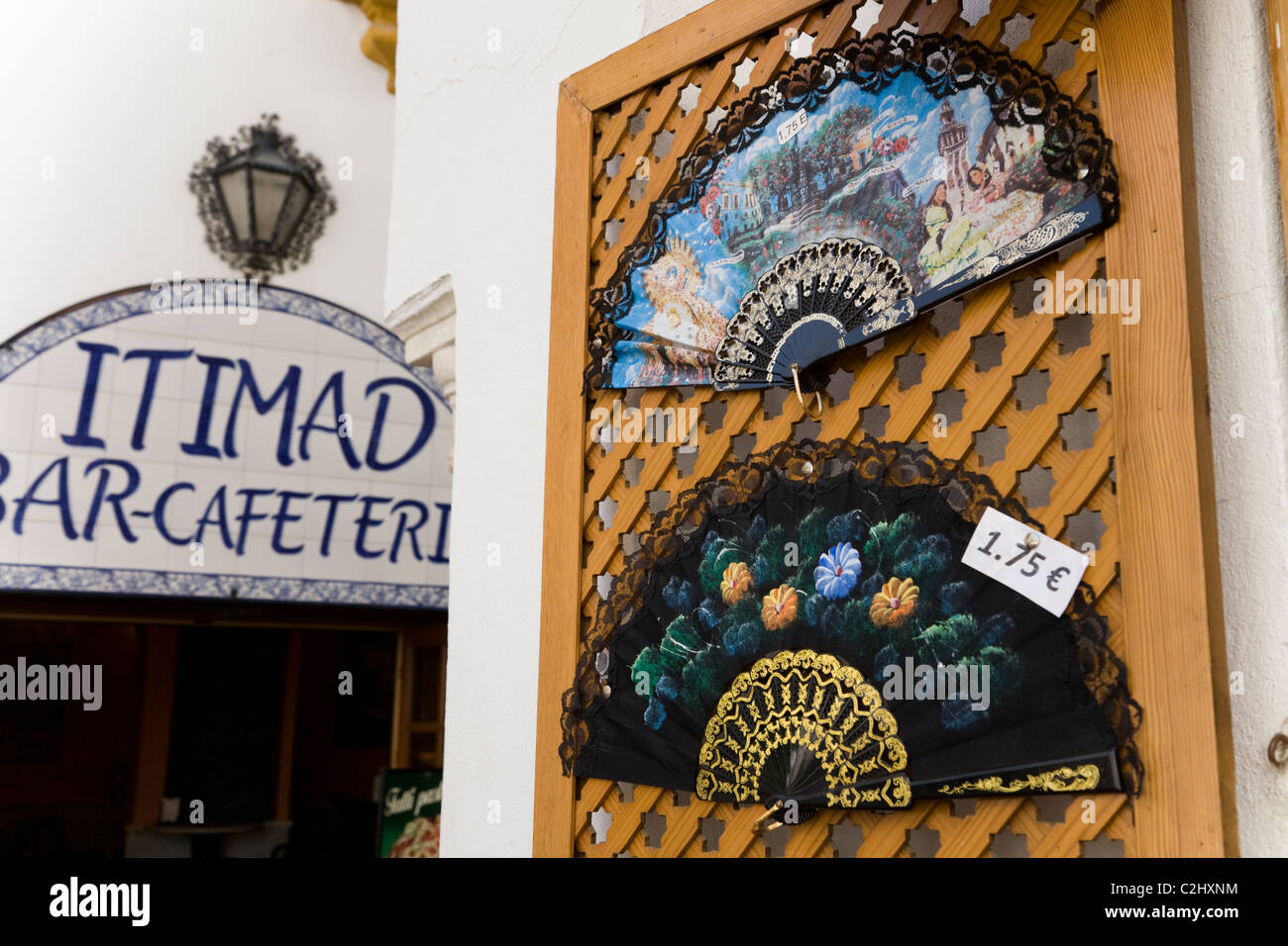 Ventola / doni / dono / souvenir / souvenir in vendita / display nella parte anteriore del negozio di vendita tifosi spagnoli ai turisti. Siviglia, Spagna Foto Stock