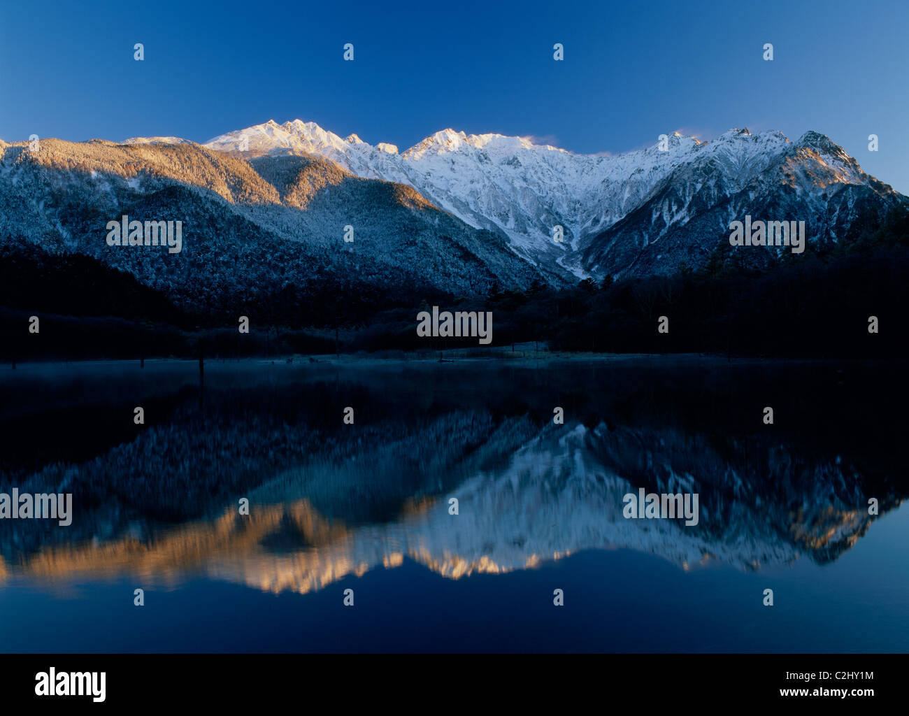 Hotaka Montagne e lago Taisho, Kamikochi, Matsumoto, Nagano, Giappone Foto Stock