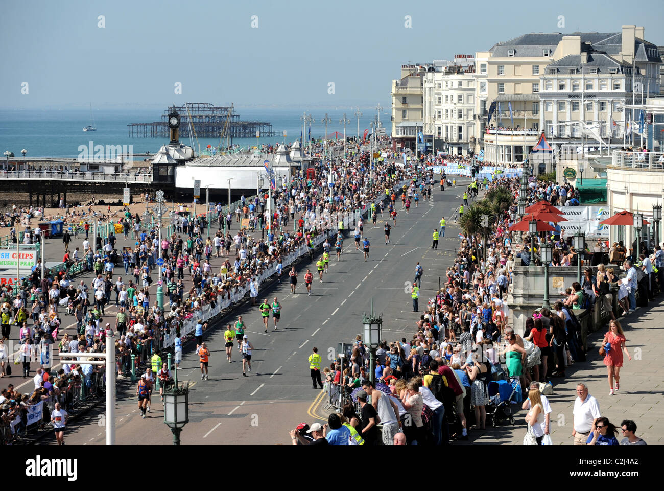 Testa di guide verso la linea di finitura in Madeira percorrere il lungomare peril Brighton Marathon 2011 REGNO UNITO Foto Stock