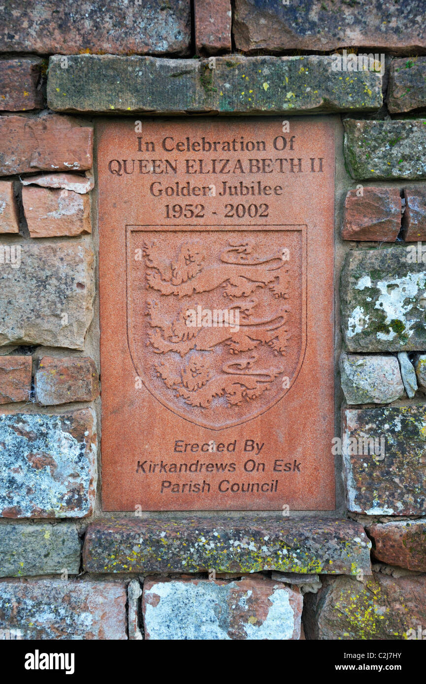 Una lapide commemorativa per la Regina Elisabetta II Giubileo d oro. Chiesa di Sant'Andrea, Kirkandrews-su-Esk , Cumbria, England, Regno Unito Foto Stock