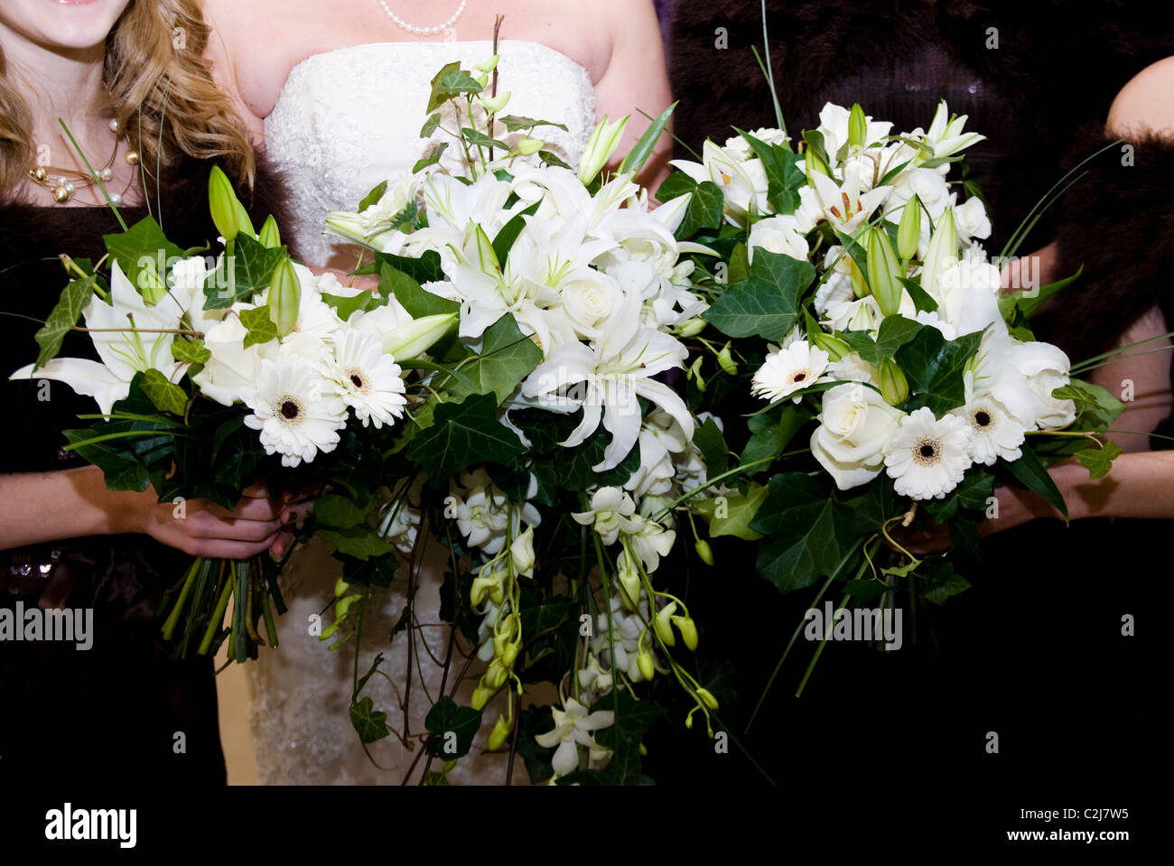 Sposa e le sue damigelle hanno holding mazzi Foto Stock