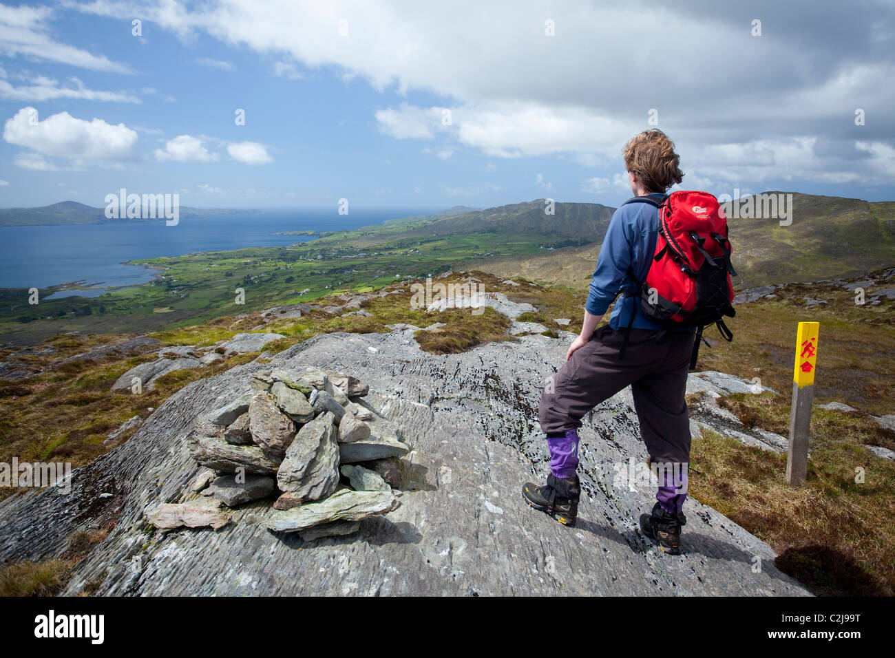 Walker al vertice della montagna Rosskerrig, Ahakista Loop, la testa di pecora Penisola, County Cork, Irlanda. Foto Stock