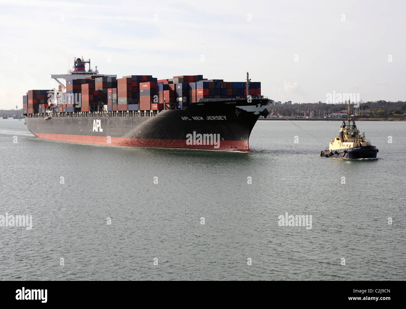 Registrati liberiano nave cargo APL New Jersey fotografato essendo guidato in Southampton dal rimorchiatore Svitzer Surrey. Aprile 2011. Foto Stock