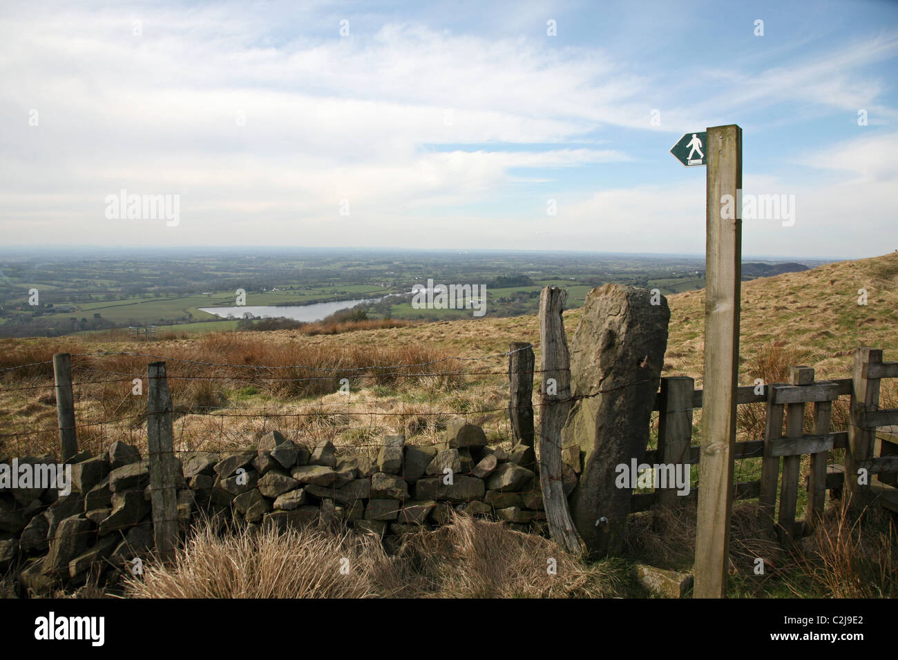 Un sentiero segno che indica la via oltre la pianura del Cheshire guardando verso il serbatoio Bosley, Cheshire, Inghilterra, Regno Unito Foto Stock