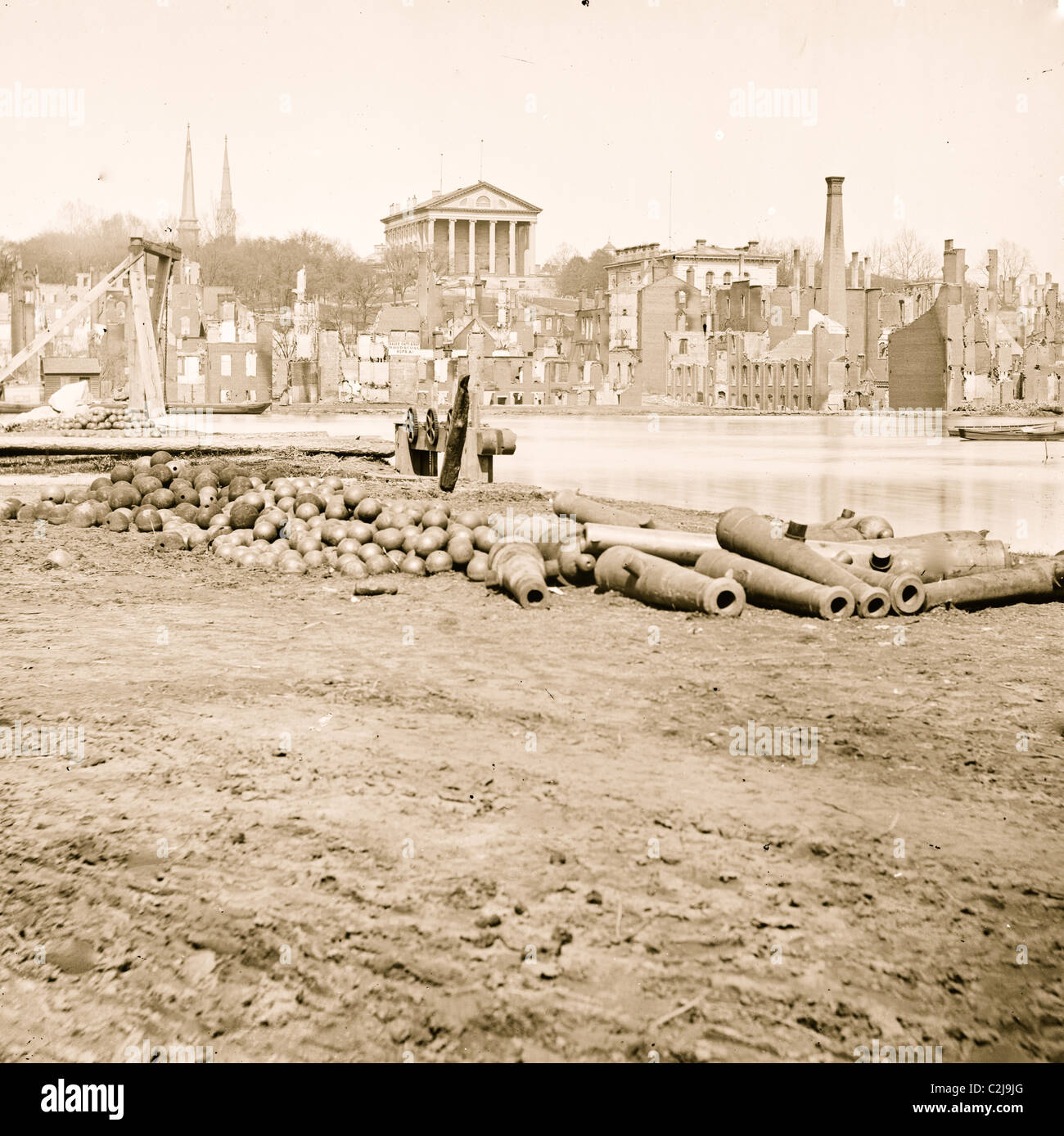 Richmond, Virginia vista del quartiere bruciato e il Campidoglio in tutto il bacino del canale Foto Stock