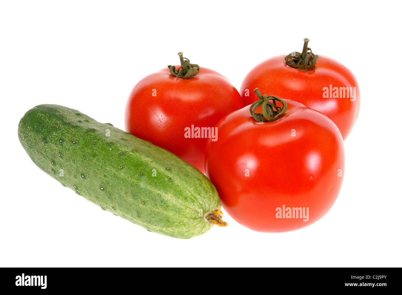 Il cetriolo con pomodoro isolato su sfondo bianco Foto Stock