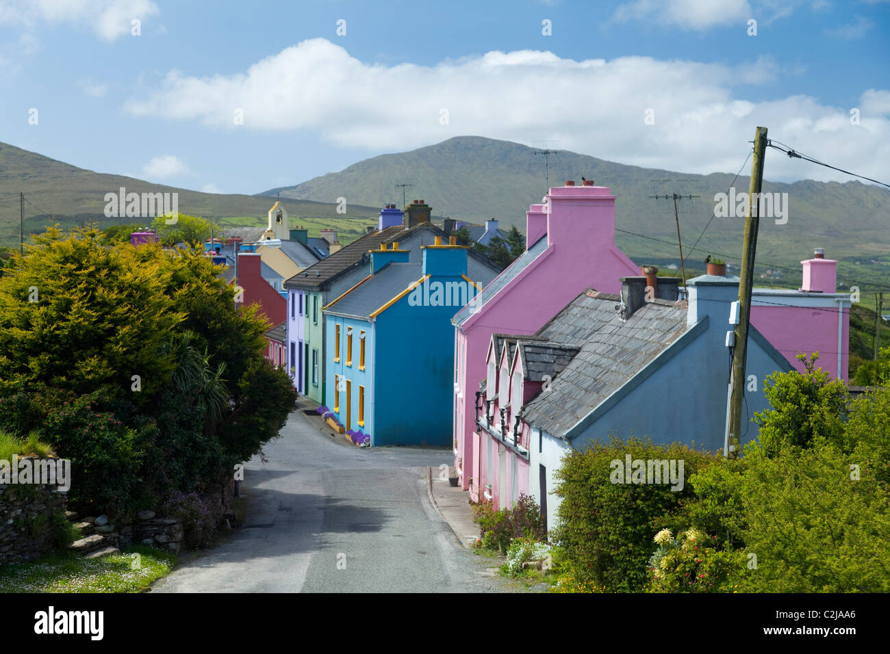 Le case vivacemente colorate di Eyeries village, penisola di Beara, County Cork, Irlanda. Foto Stock