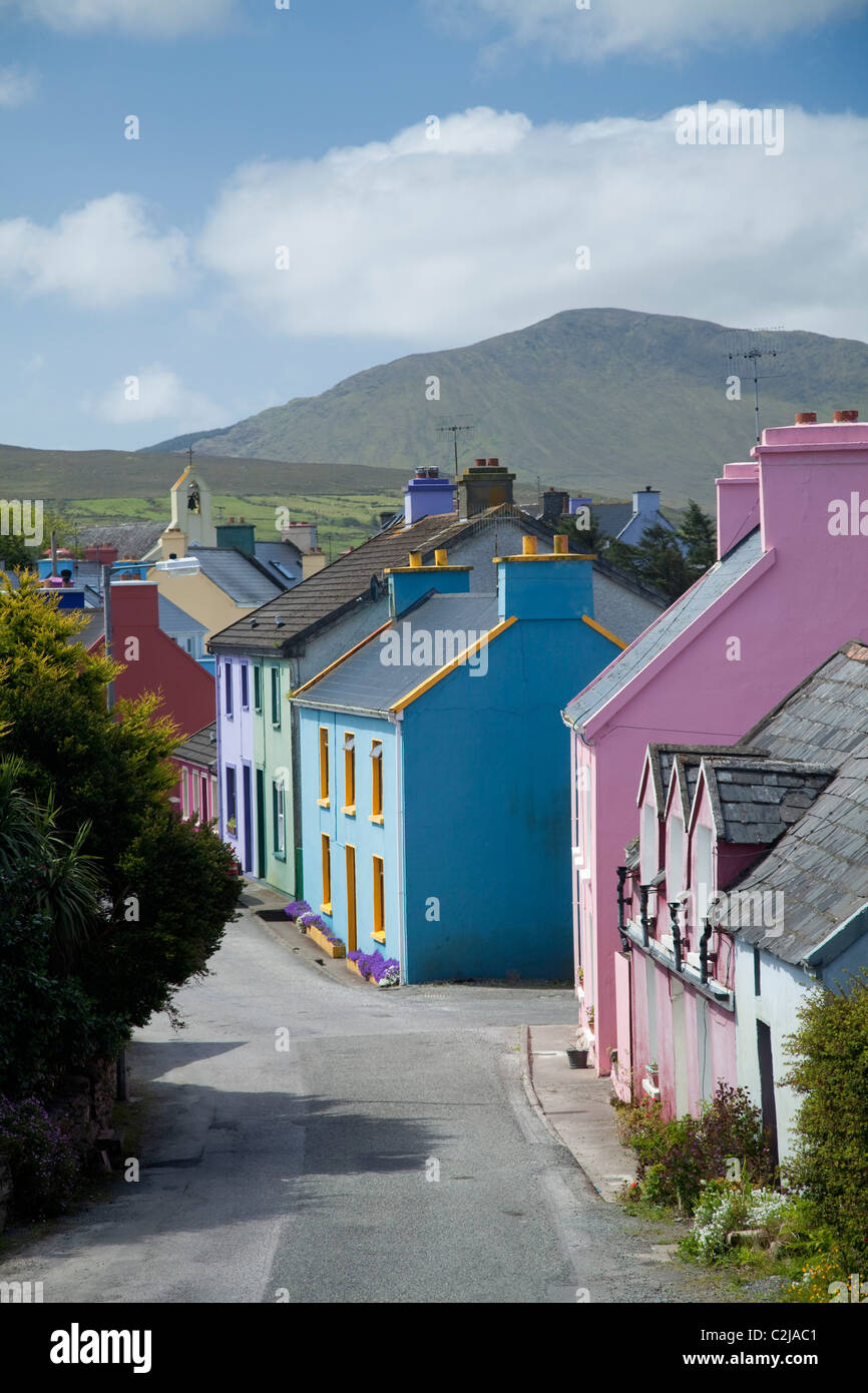 Le case vivacemente colorate di Eyeries village, penisola di Beara, County Cork, Irlanda. Foto Stock