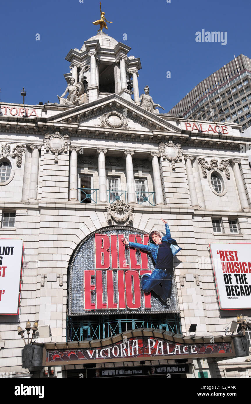 Billy Elliot musical theatre London stage di canto di aspirazione di ballo ballet ballerina Foto Stock