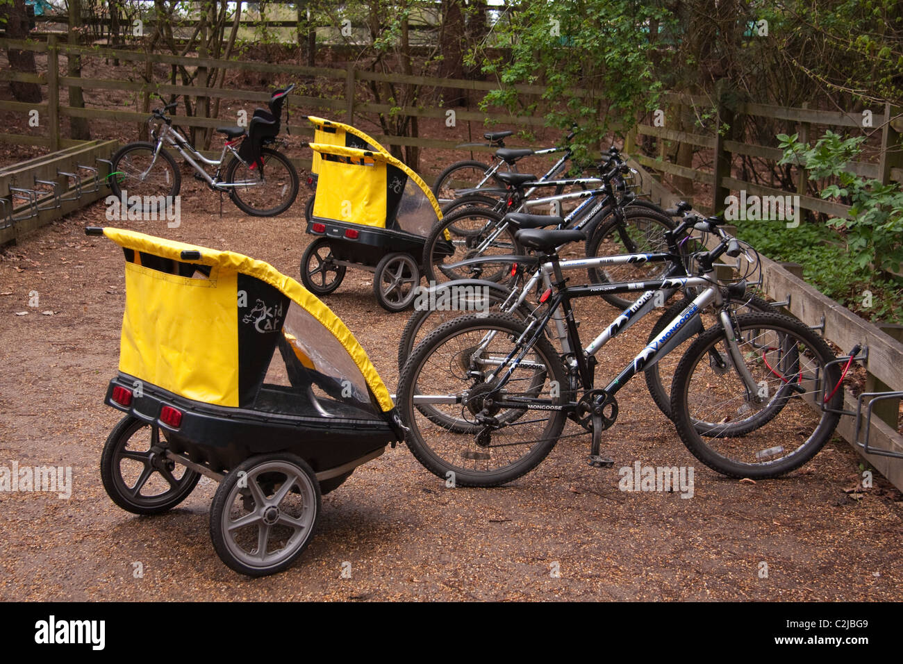Le biciclette con il bambino di rimorchi in special bike park, CenterParcs, Foresta di Sherwood Foto Stock