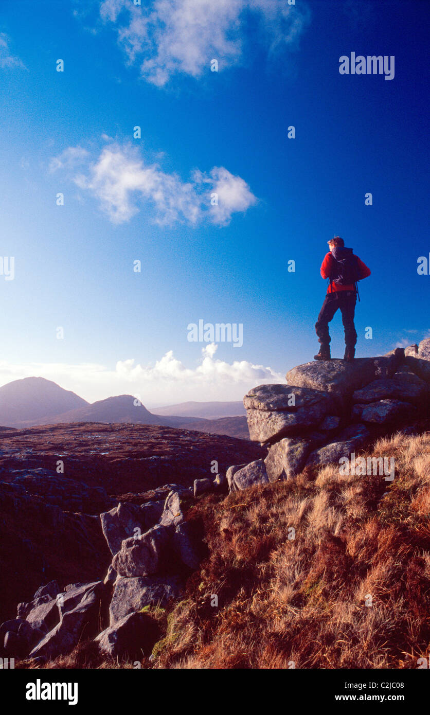 Walker guardando verso Errigal montagna da Dooish. Castello e Parco nazionale di Glenveagh, Derryveagh montagne, Co Donegal, Irlanda. Foto Stock