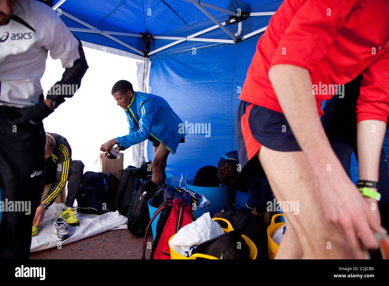 Haile Gebrselassie si prepara per il Manchester 10k race 2010 nell'atleta elite tenda Foto Stock