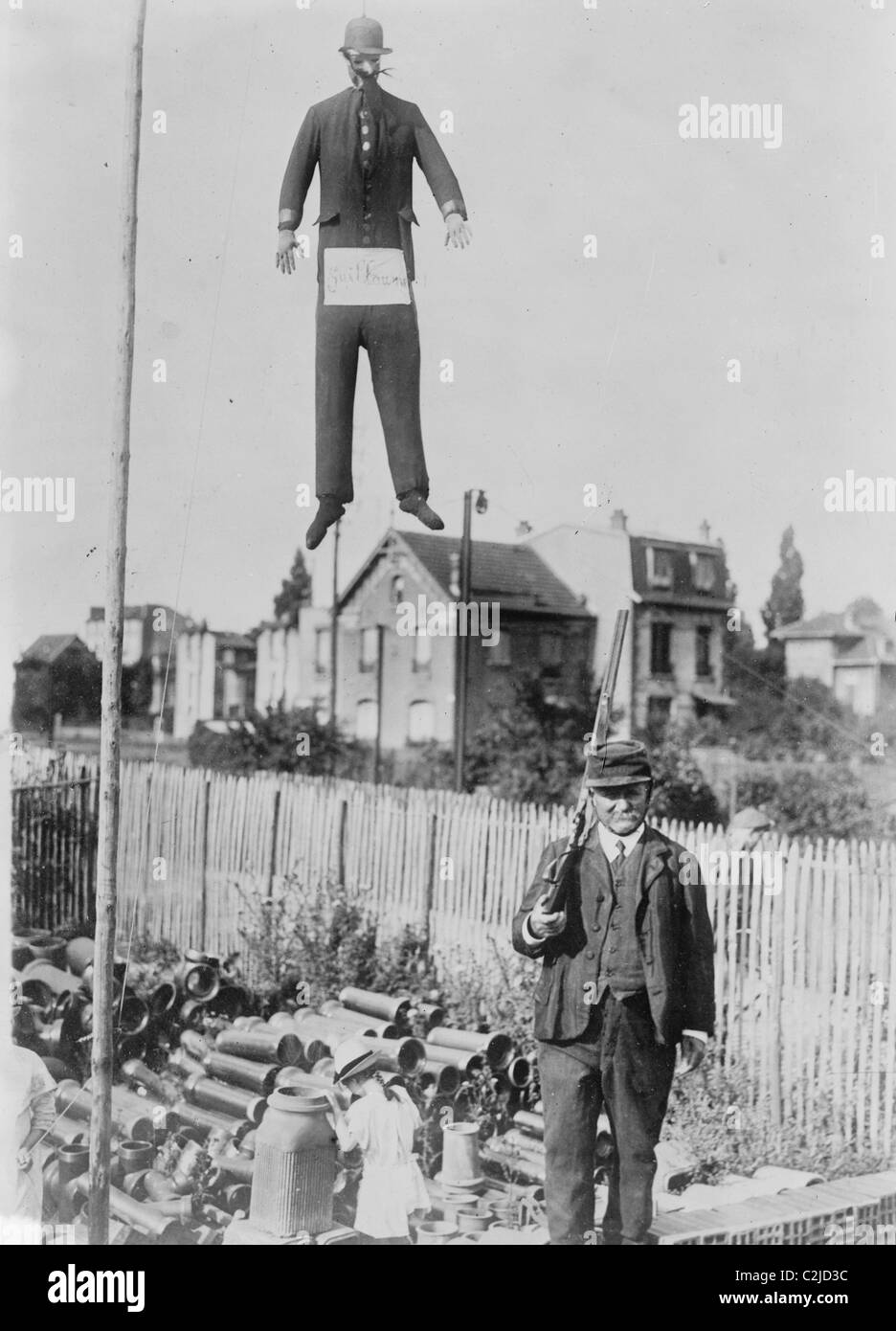 Un vecchio uomo che porta un fucile guardie appeso un effige del Kaiser Wilhelm Foto Stock