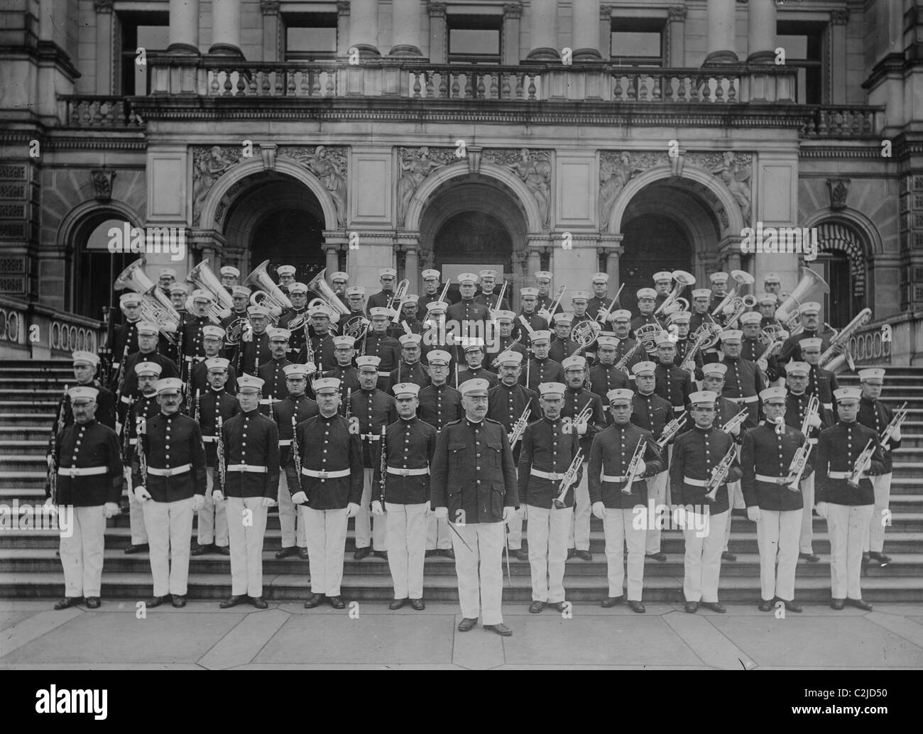 Marine Corps Band sulla parte anteriore dei passaggi per l'ufficio esecutivo edificio Foto Stock