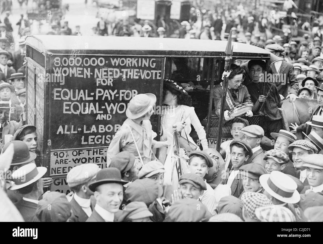 Sulla parte superiore di un autobus a due piani, Washington Suffragettes fare loro causa noto Foto Stock
