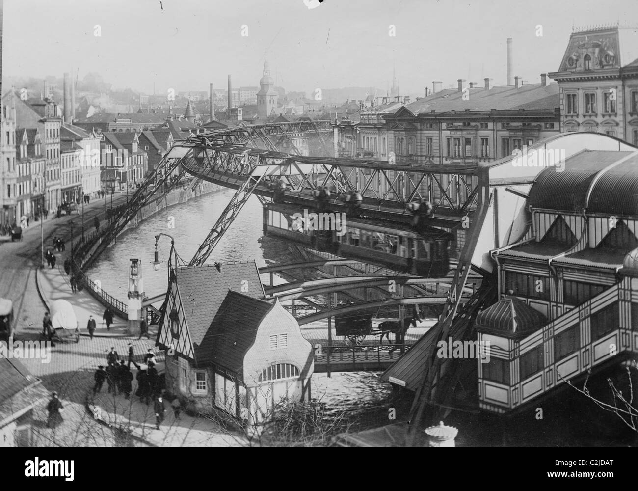 Città Tedesca Sport monorotaia sopraelevata oltre il fiume nella tecnologia leader mondiale nel settore dei trasporti pubblici Foto Stock