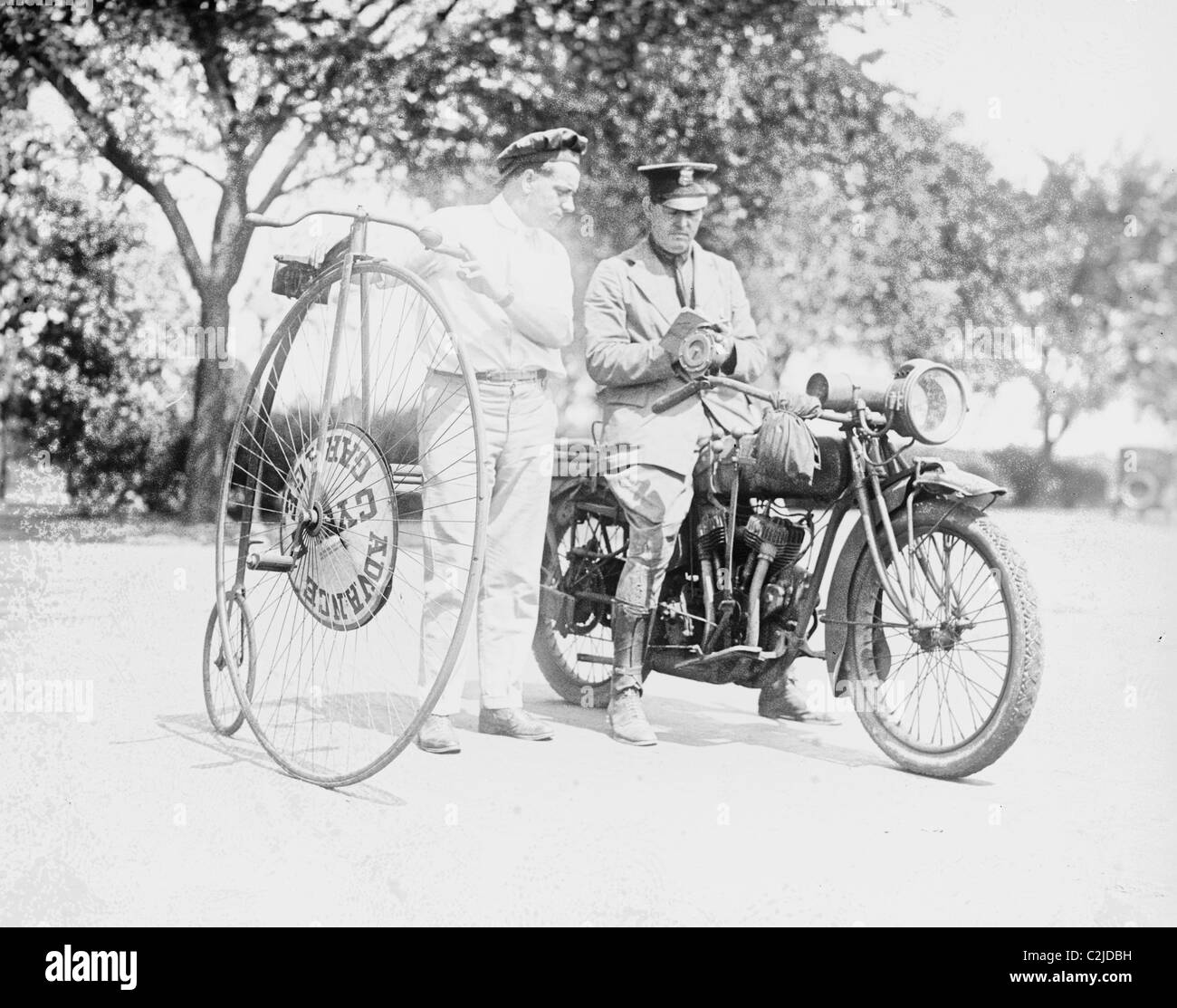 Motorcycle Cop dare un ciclista una multa per eccesso di velocità Foto Stock