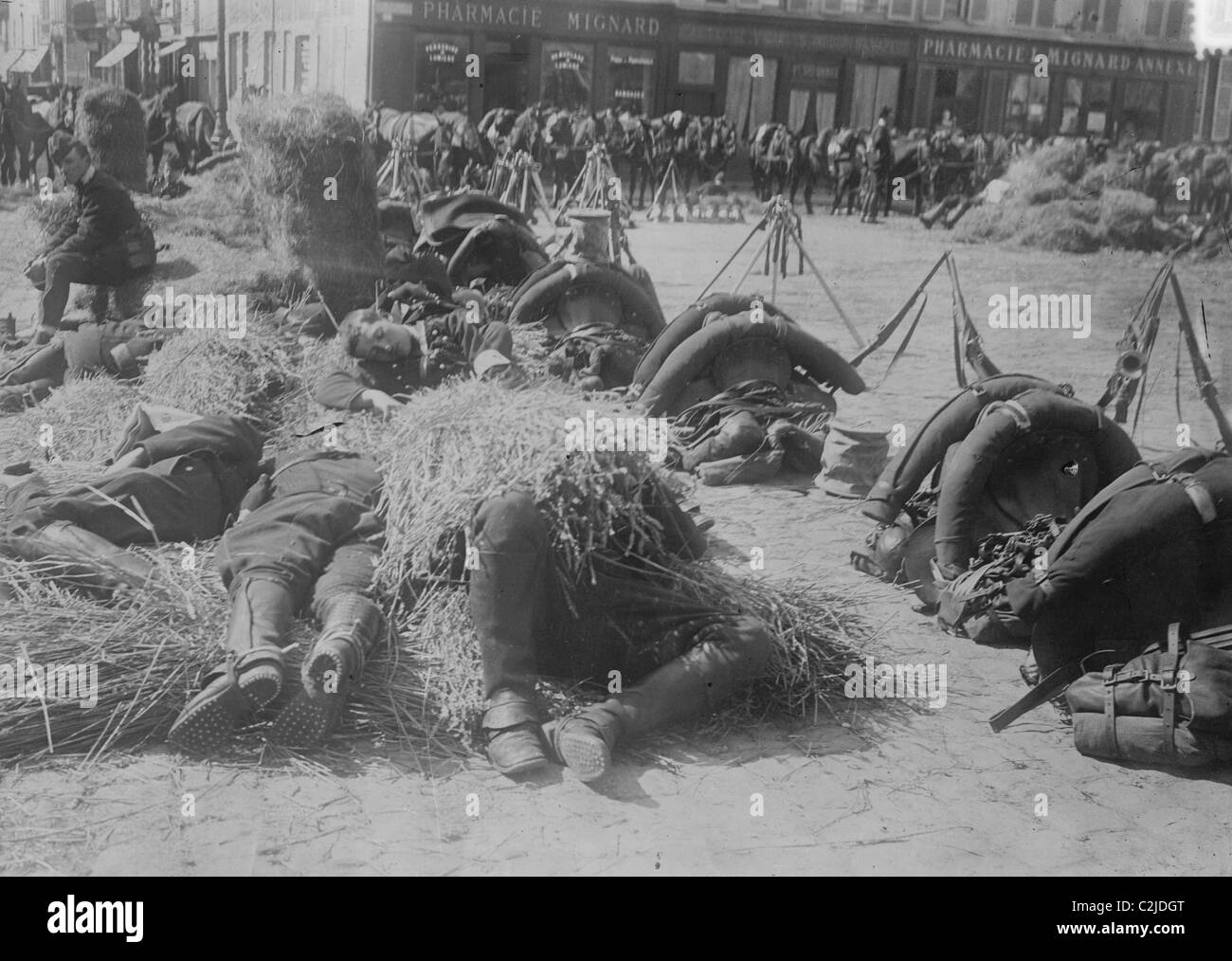 Soldati francesi in piena pack letto sulla paglia dopo un lungo periodo di marzo Foto Stock