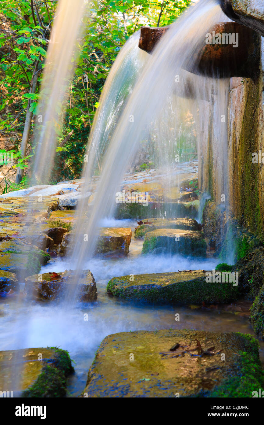 Acqua primavera nel parco antico in Grecia Foto Stock