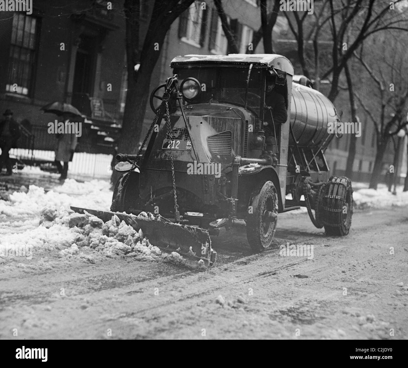 Autobotte con Snow Plough pulisce le strade Foto Stock