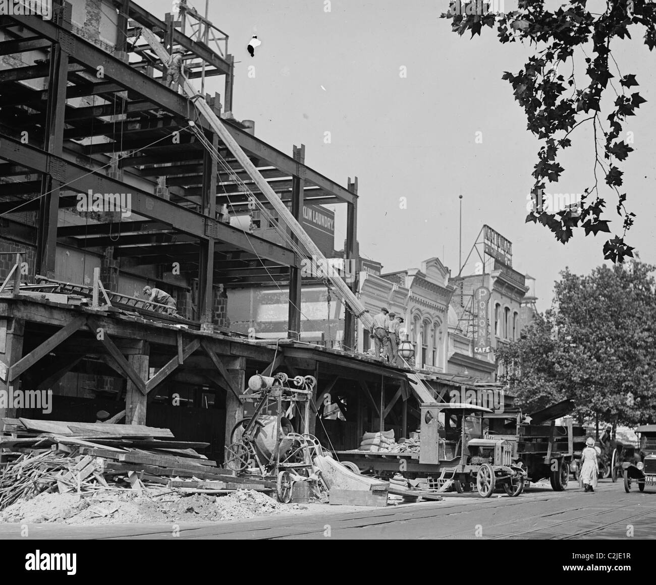 Trave di ferro cade durante la costruzione del Teatro Nazionale Foto Stock