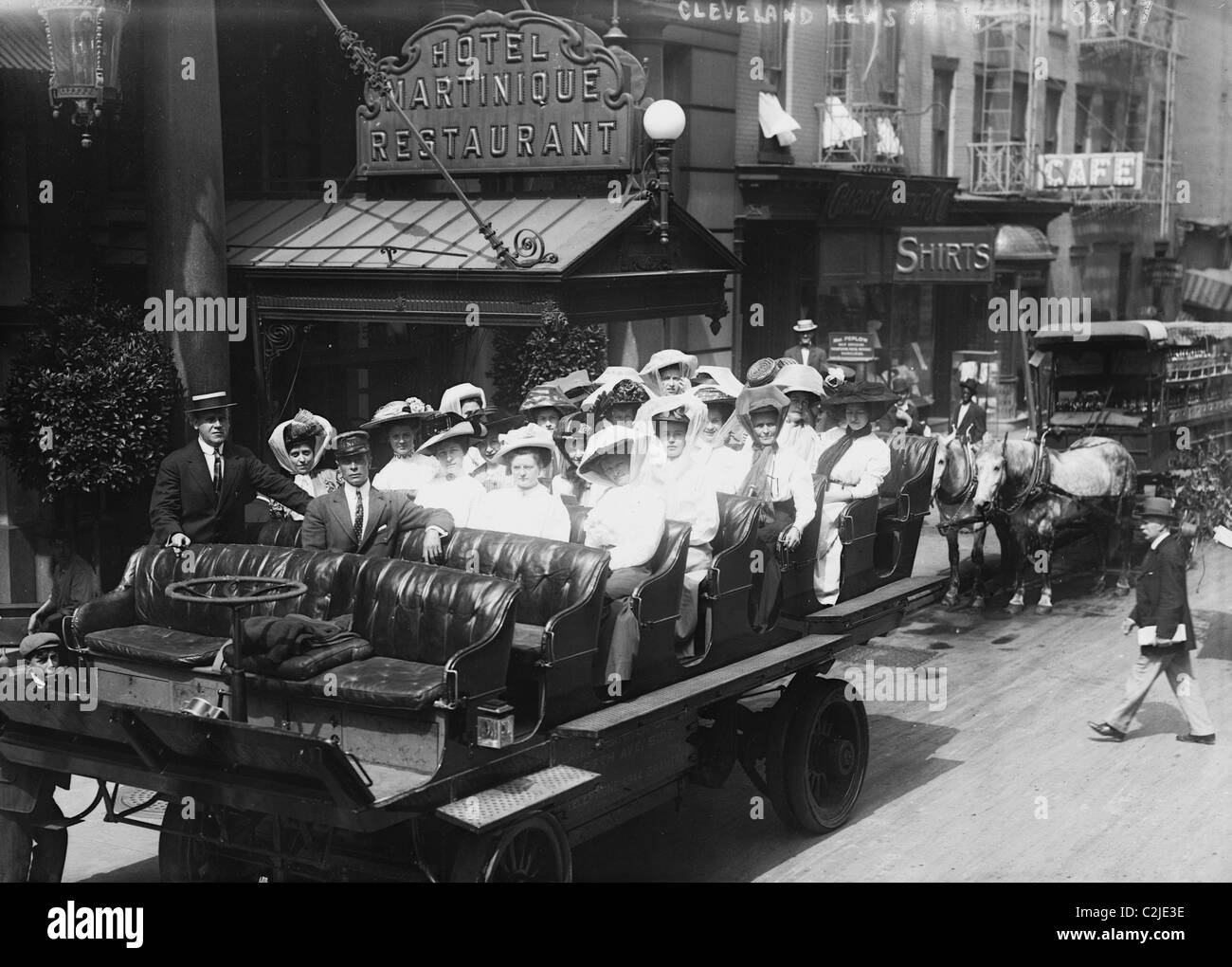 Le donne in Aprire il carrello al di fuori della Fantasia Hotel & Restaurant Foto Stock