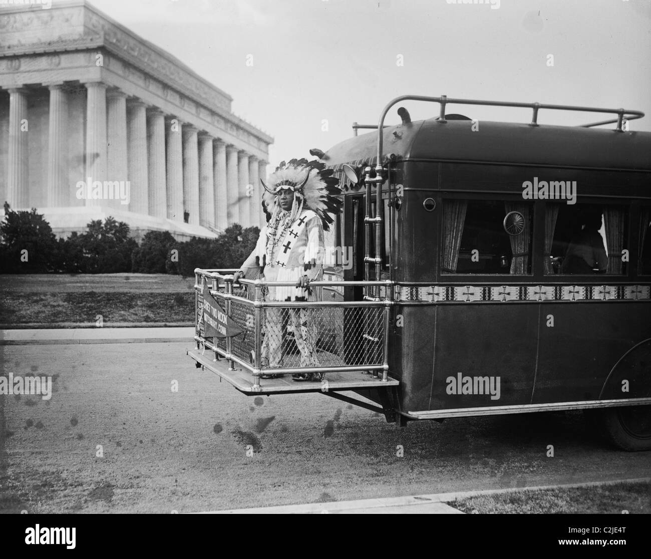 Capo Due Luna sul retro di un autobus vicino al Lincoln Memorial Foto Stock