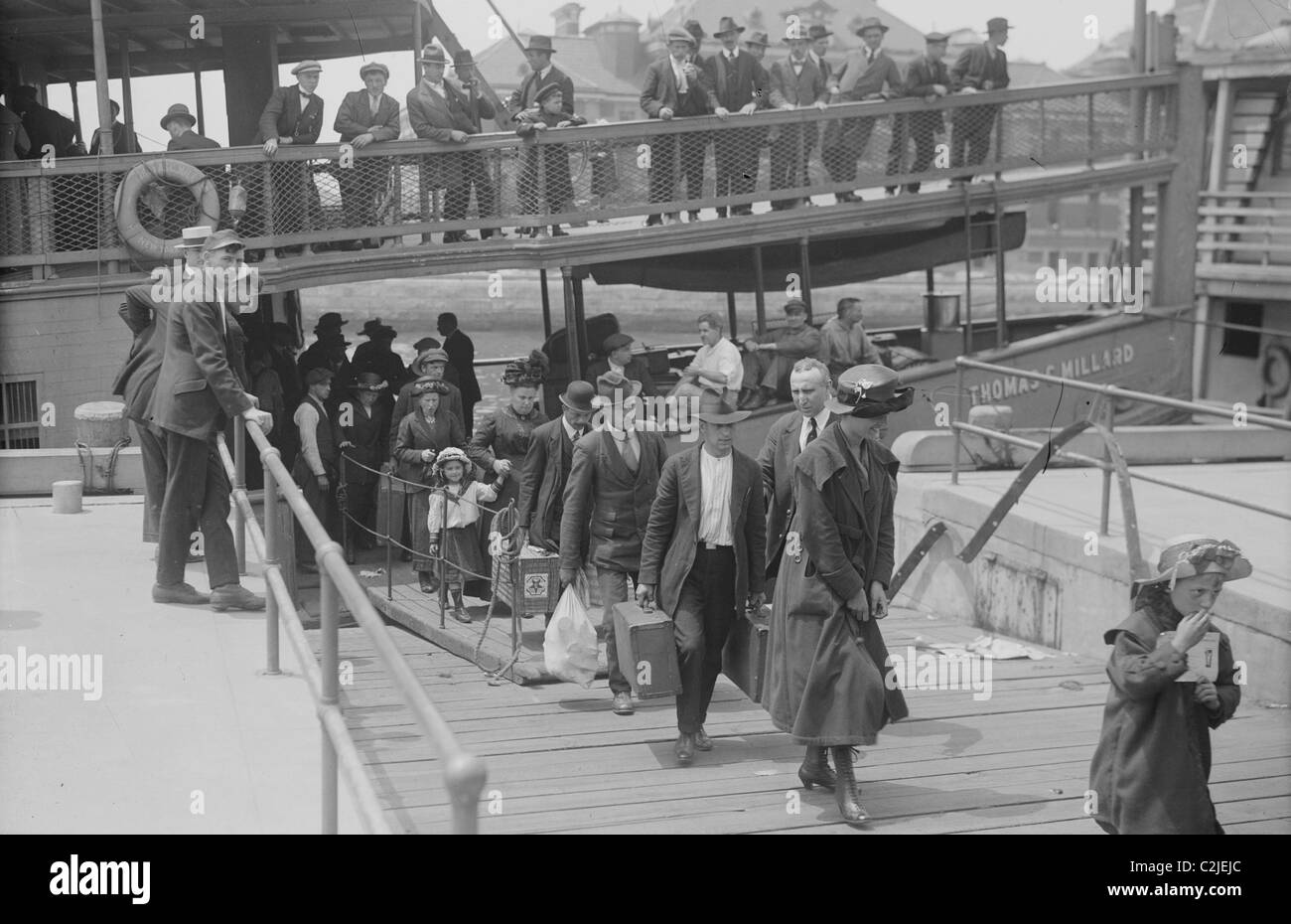 Gli immigrati che arrivano ad Ellis Island Foto Stock