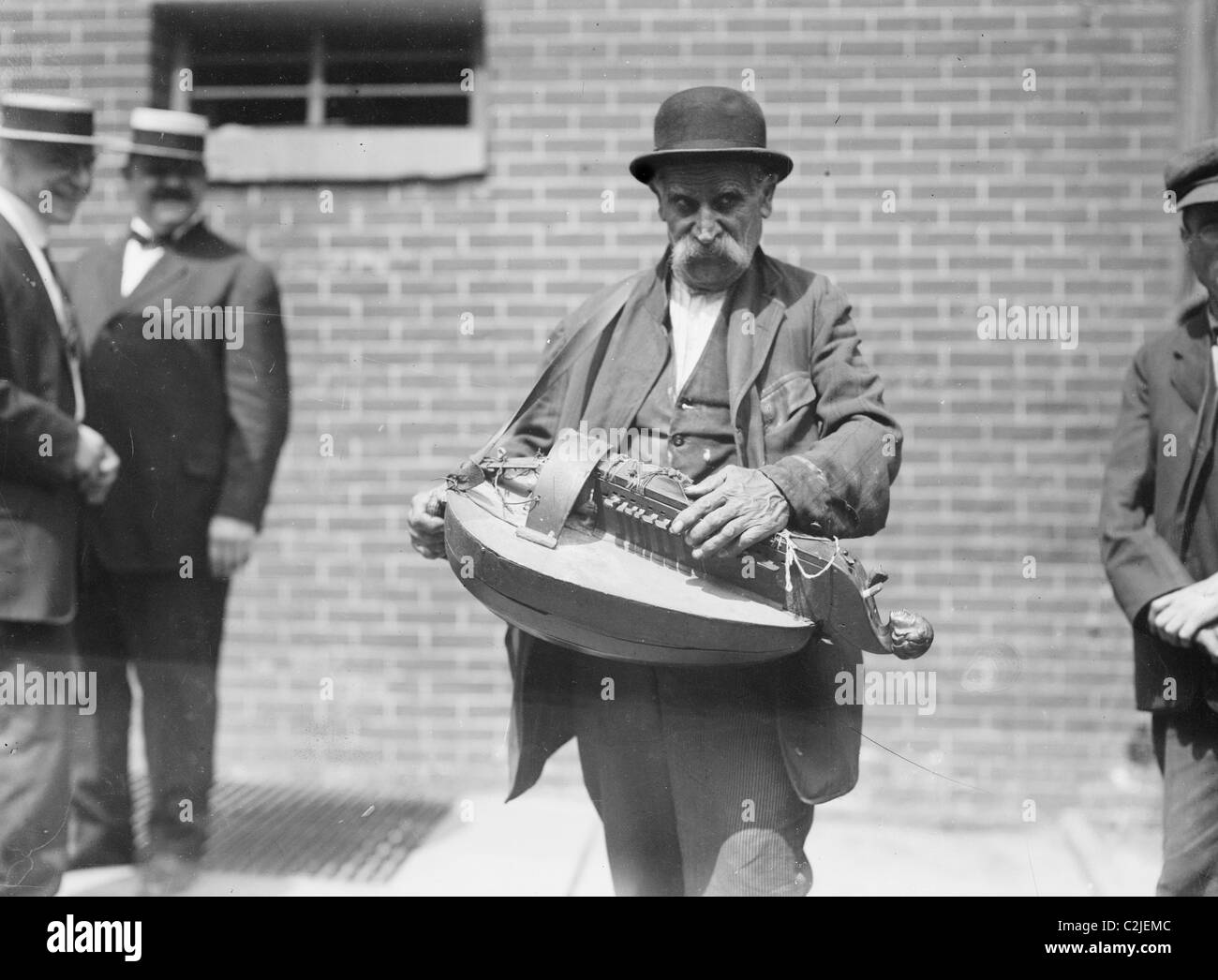 Musicista di immigrati veli la sua abilità per le strade di New York con un mandolino Foto Stock