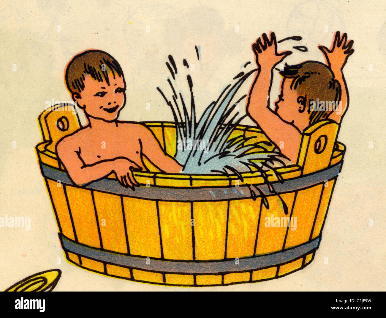 Due ragazzi di bagnarsi in un barile di legno vasca Foto Stock