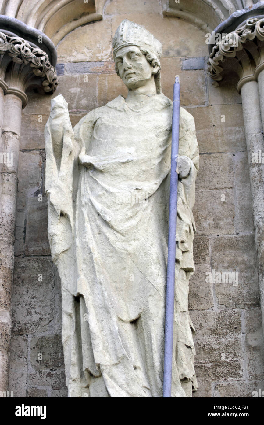 Statua di Giles di Bridport (Vescovo Bridport), fronte ovest della cattedrale di Salisbury, Salisbury, Wiltshire, Inghilterra, Regno Unito Foto Stock