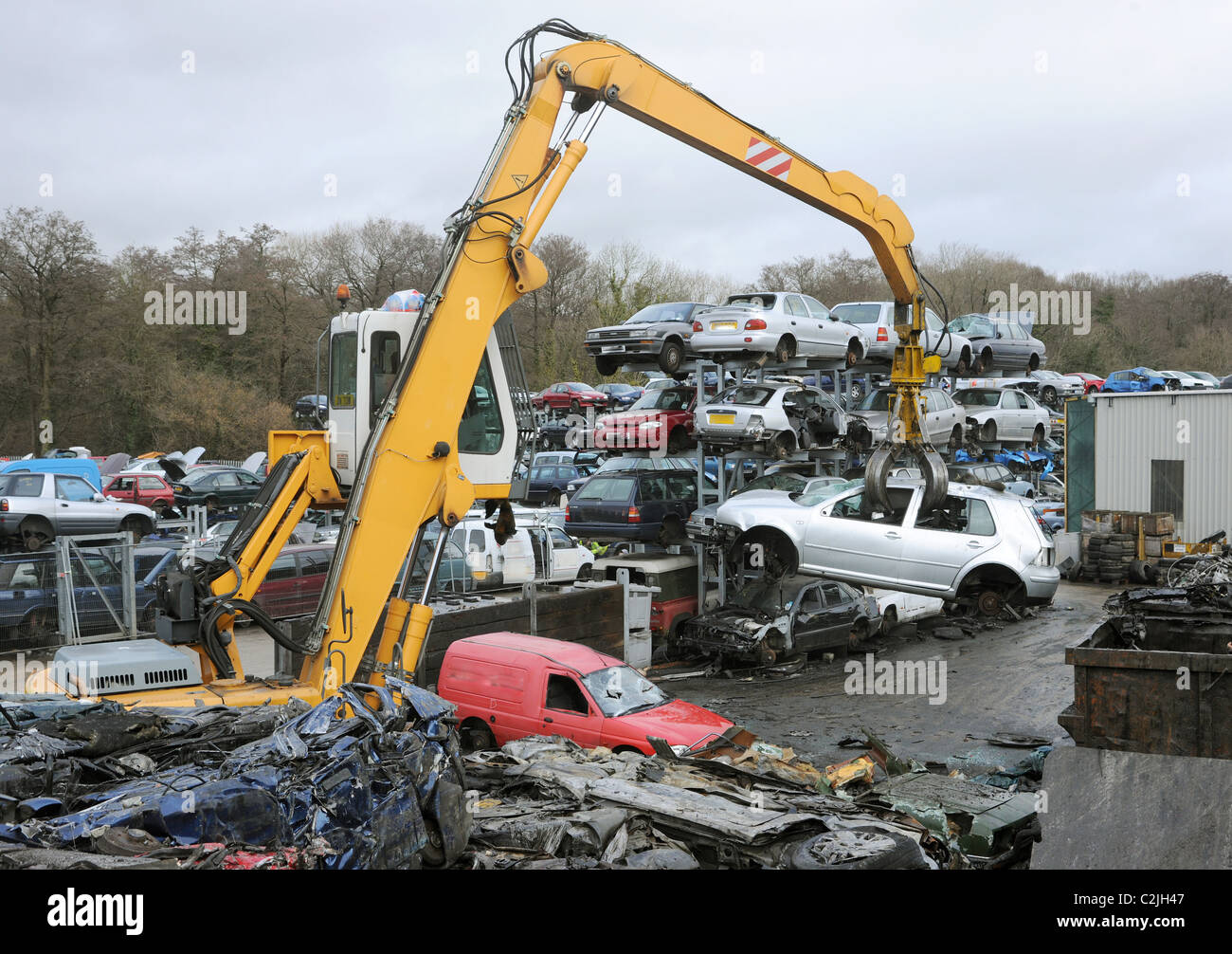 Un argento auto è preparato per la frantumazione ad un auto breakers cantiere. Foto Stock