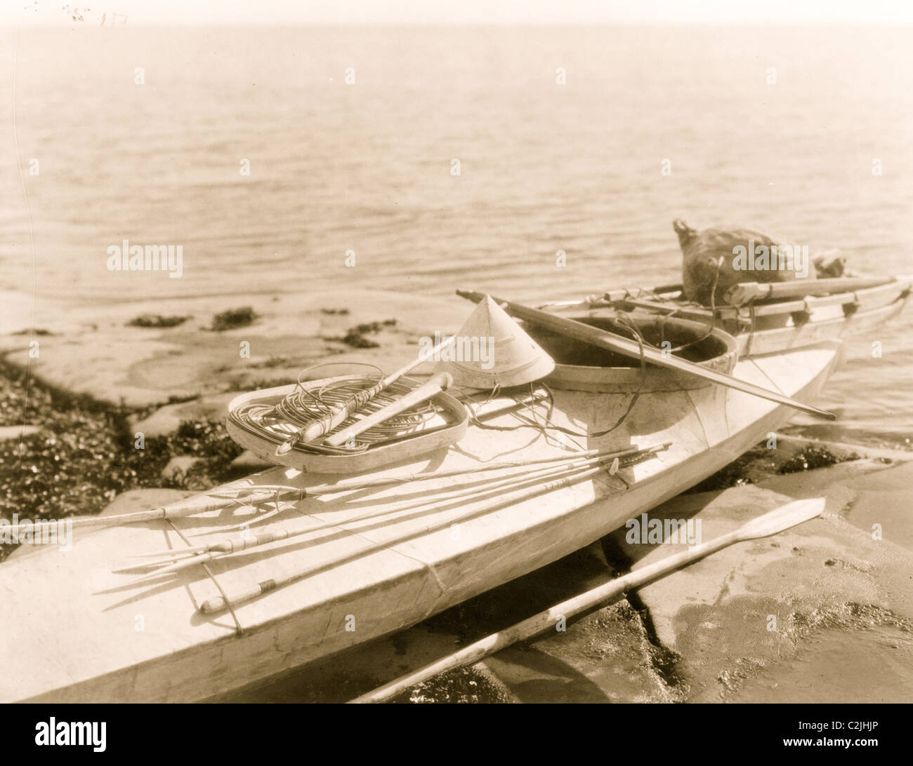 Kayak con la caccia alle foche attrezzature, Nunivak Foto Stock