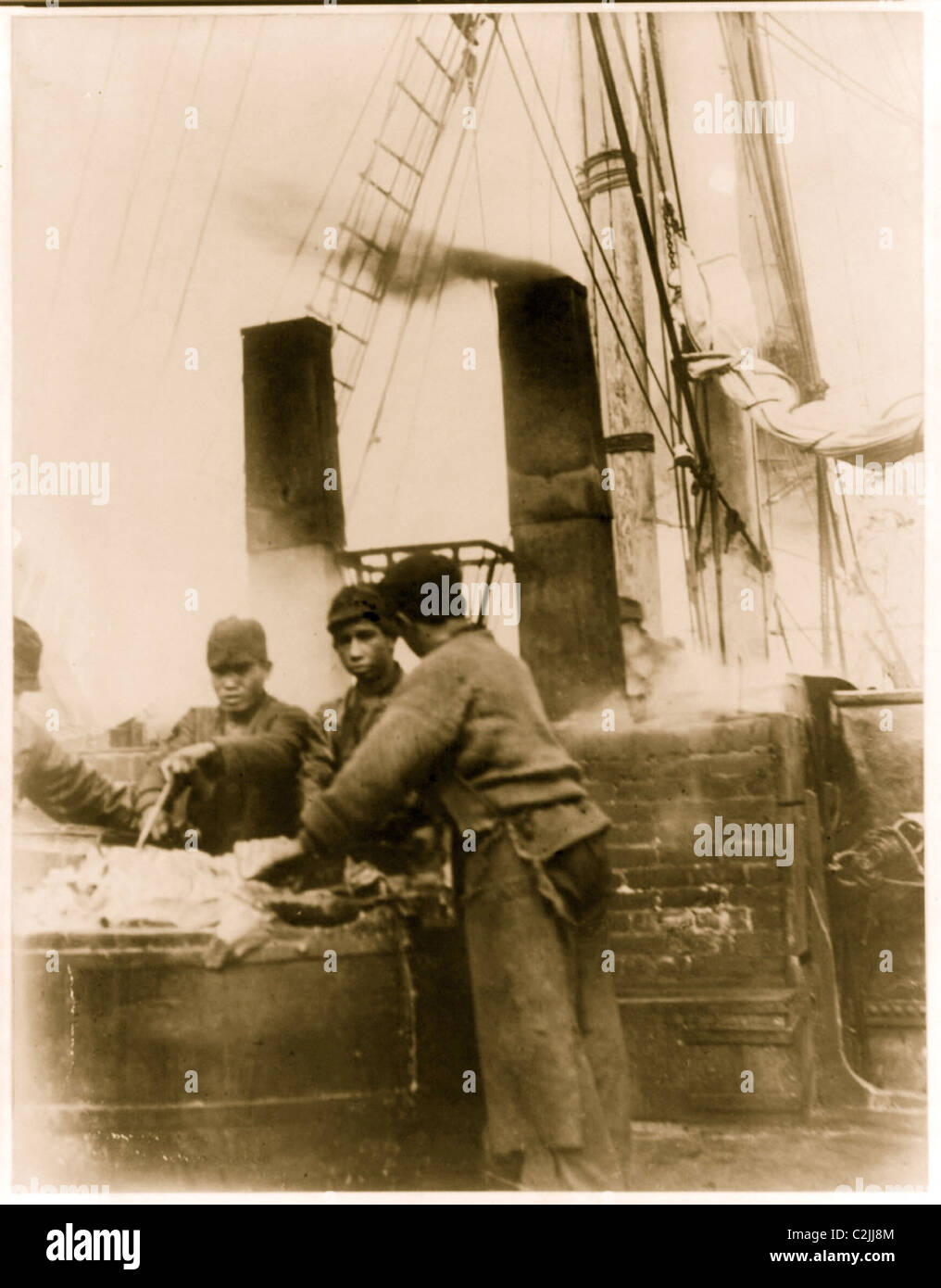 Giapponese lavoro marinai a bordo della corteccia CALIFORNIA, al largo delle coste del Giappone. Foto Stock